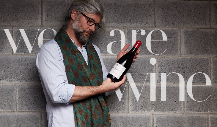 Michael Ganne, expertisant une bouteille du Domaine René Engel